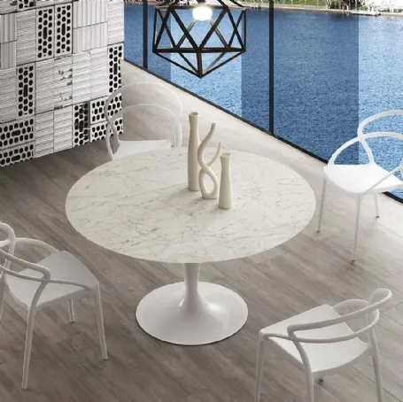Tavolo rotondo Island Marble con top in marmo bianco di Carrara e base in acciaio verniciato bianco di La Seggiola