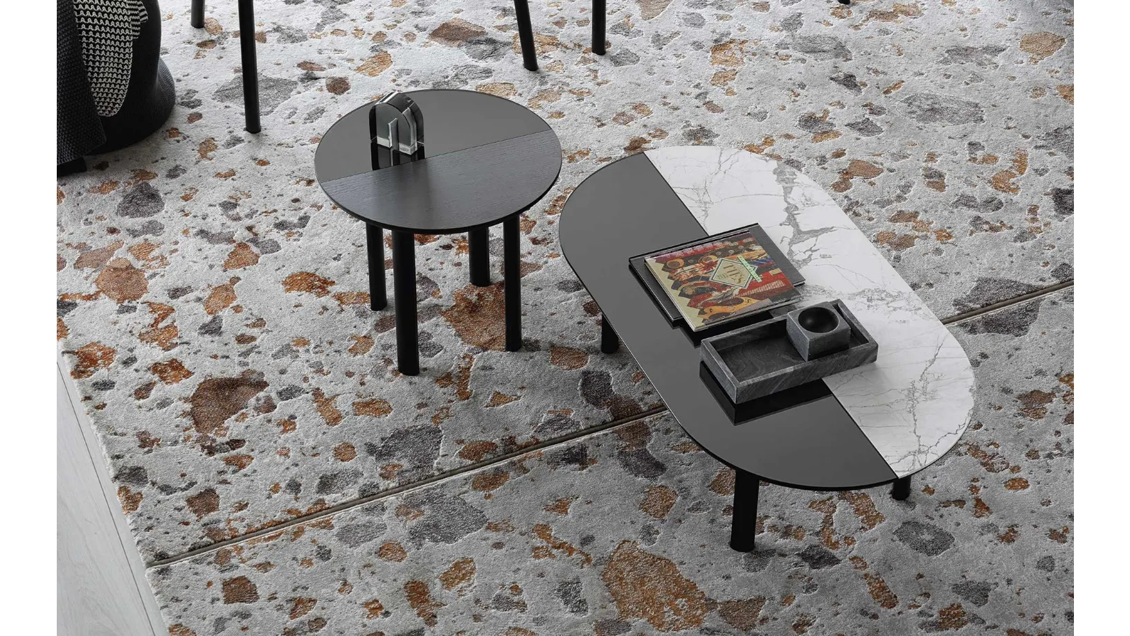 Tavolino con struttura in frassino e piano realizzato in due materiali differenti Bam 01 di Calligaris