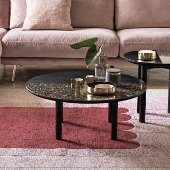Tavolino rotondo con struttura in legno di frassino laccato, ii top è realizzato in due diversi materiali abbinati Bam 02 di Calligaris