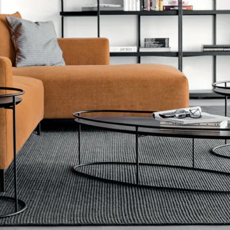Tavolino in legno e metallo proposto in 2 forme e 3 altezze Atollo di Calligaris