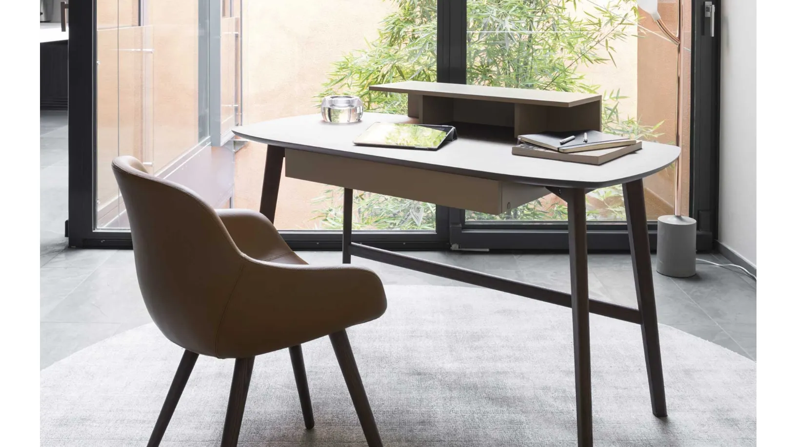 Scrittoio in legno con cassetto e alzatina in laccato opaco Match Calligaris