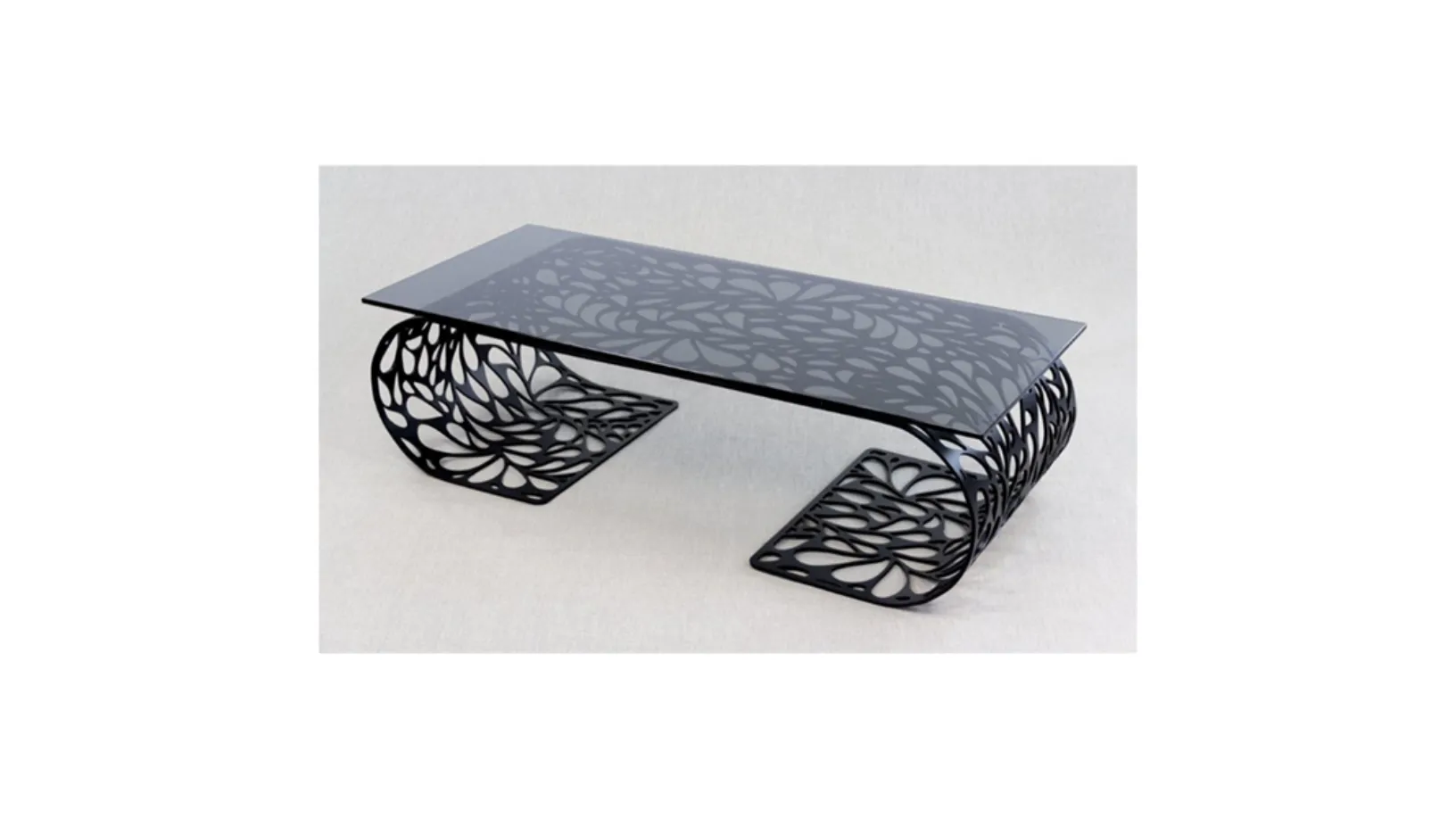 Tavolino Leaves slim con vetro fumé e base traforata di Pintdecor