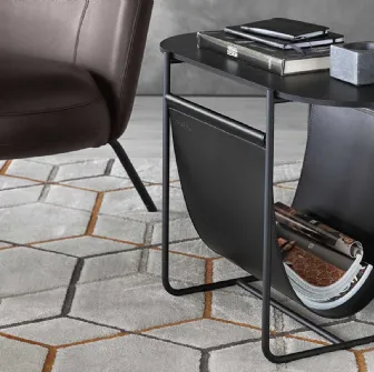Tavolino portariviste con top in legno e struttura in metallo con sacca portariviste in cuoio Magazine di Calligaris