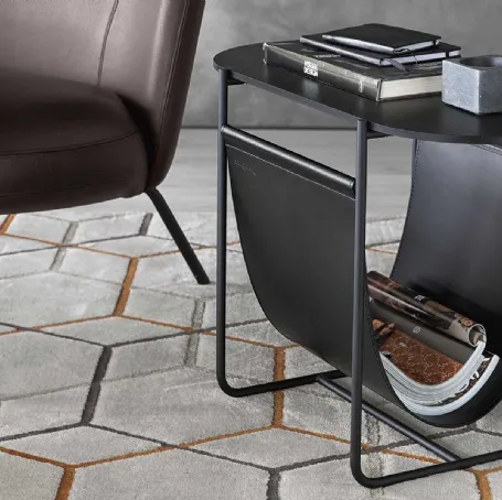 Tavolino portariviste con top in legno e struttura in metallo con sacca portariviste in cuoio Magazine di Calligaris