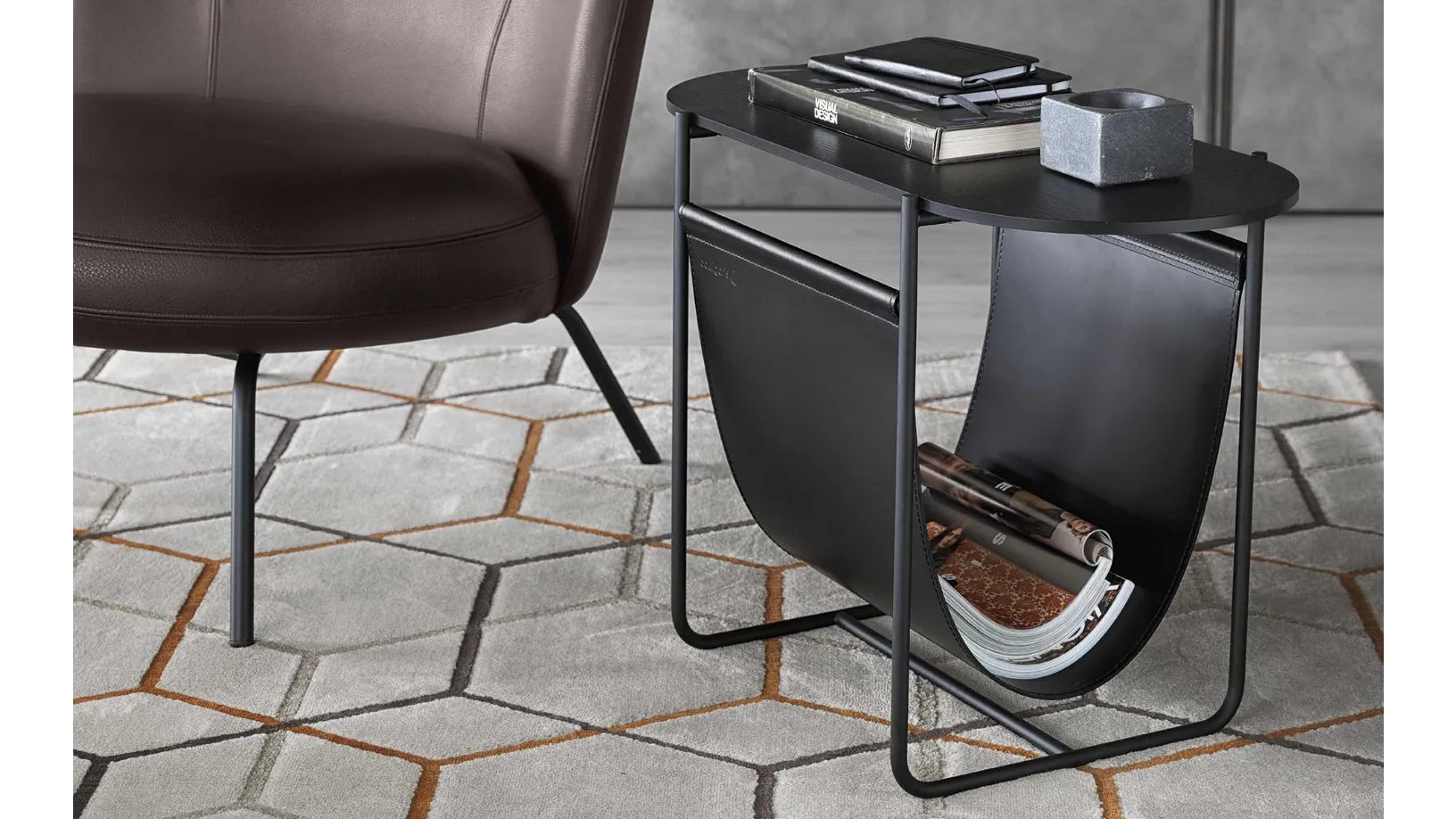 Tavolino portariviste con top in legno e struttura in metallo con sacca portariviste in cuoio Magazine di Calligaris