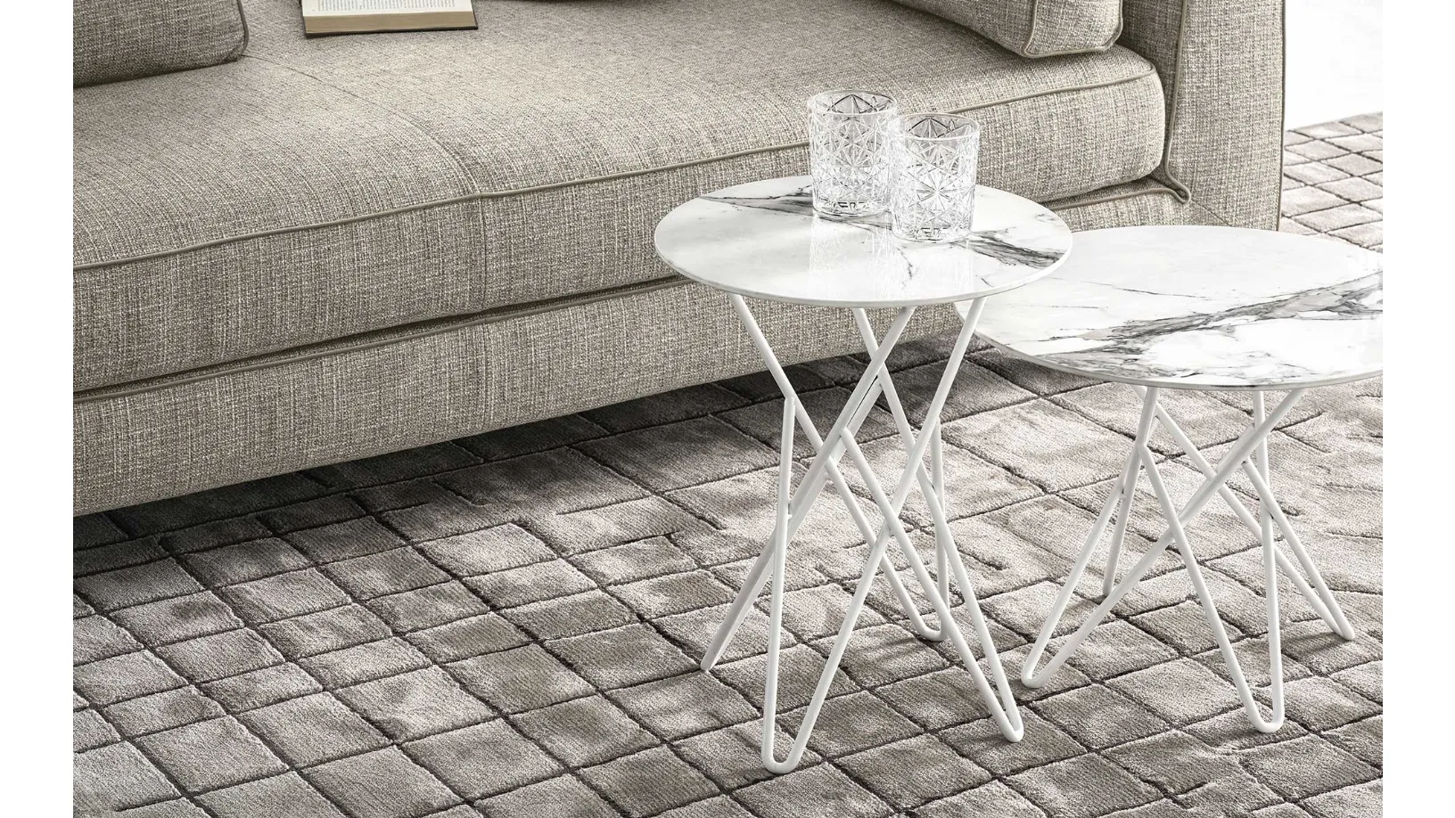 Tavolino rotondo in ceramica effetto marmo con base in metallo Stellar di Calligaris