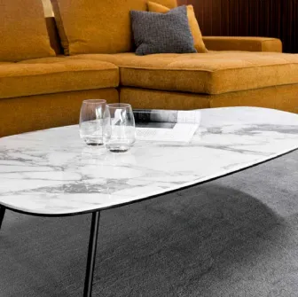 Tavolino sagomato con piano in ceramica effetto marmo Tweet 02 di Calligaris