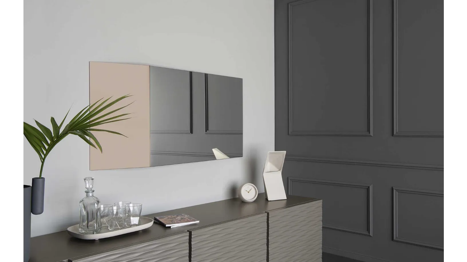 Specchio sagomato realizzato con due inclinazioni diverse Viewpoints di Calligaris