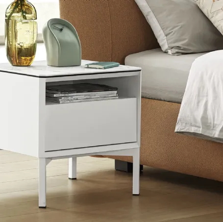 Comodino York in laccato Bianco opaco con piedini in metallo di Calligaris