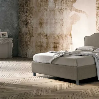 Letto in tessuto con testiera sagomata Barbara di Stilfar