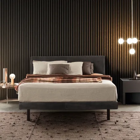 Letto in tessuto con testiera Beta di Pianca