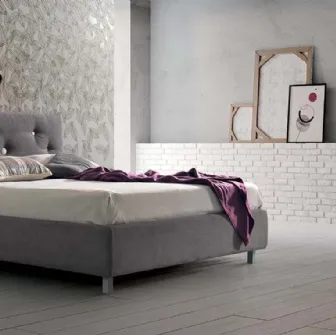 Letto in tessuto con testiera imbottita e trapuntata con bottoni di varie dimensioni Filippa di Stilfar