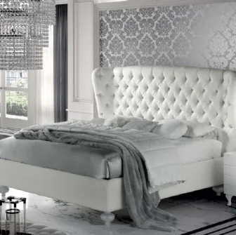 Letto con ampia testiera in pelle trapuntata Verdi di Stilfar