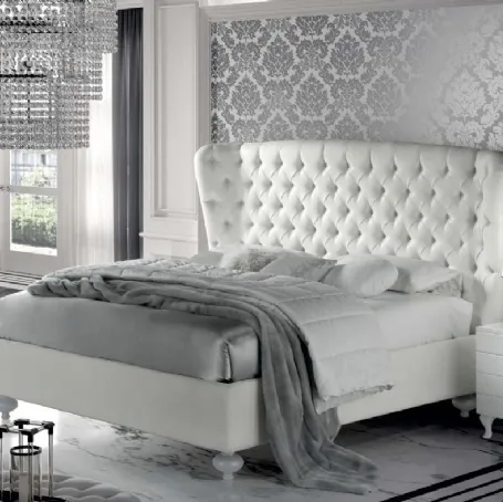 Letto con ampia testiera in pelle trapuntata Verdi di Stilfar