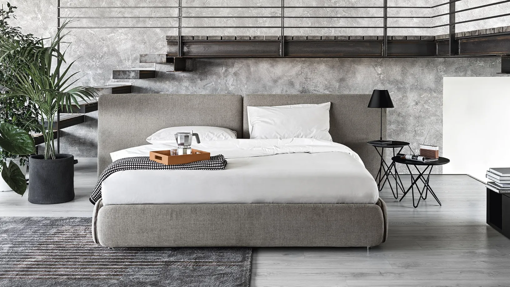 Letto imbottito con testiera Zip di Calligaris