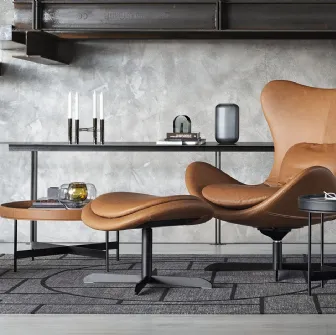 Poltrona in pelle con base in metallo girevole e basculante Relax con pouf Lazy Calligaris