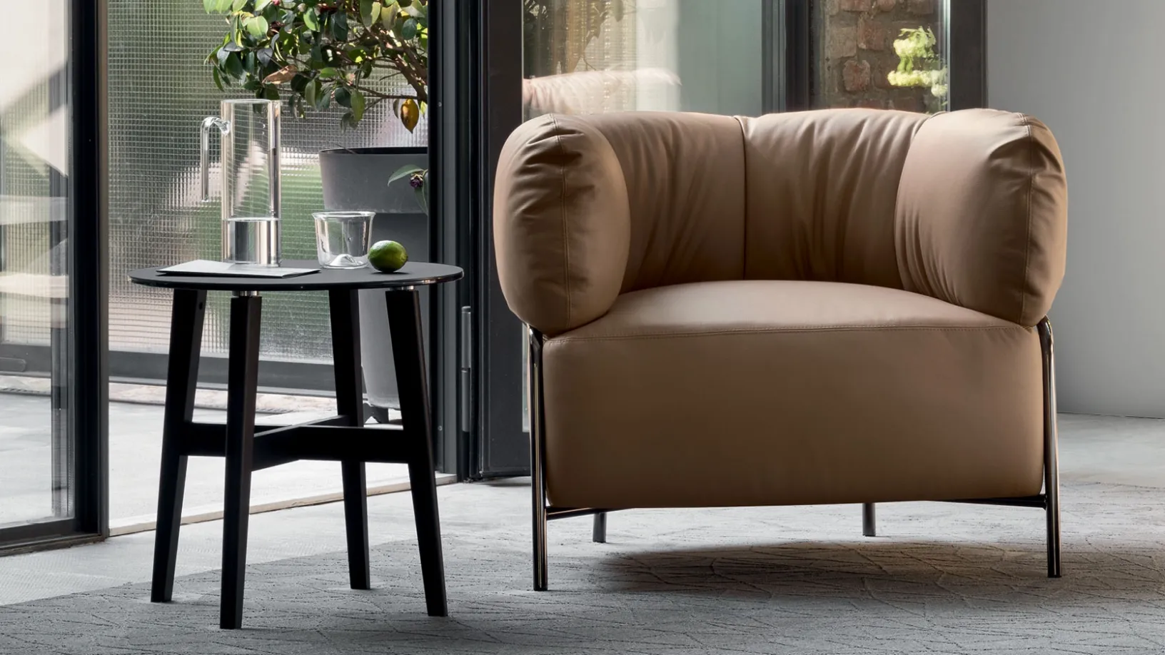 Poltroncina in pelle con piedini in metallo Quadrotta di Calligaris