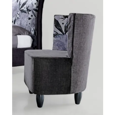 Poltroncina Dalila in tessuto con piedi in legno di Stilfar Italia