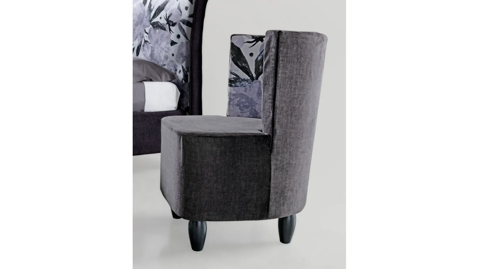 Poltroncina Dalila in tessuto con piedi in legno di Stilfar Italia