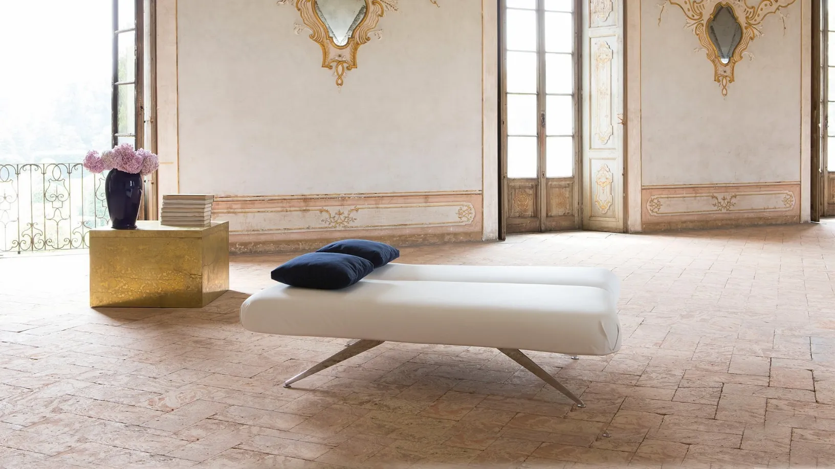 Divano trasformabile in letto con piedi in metallo Butterfly di Family Bedding