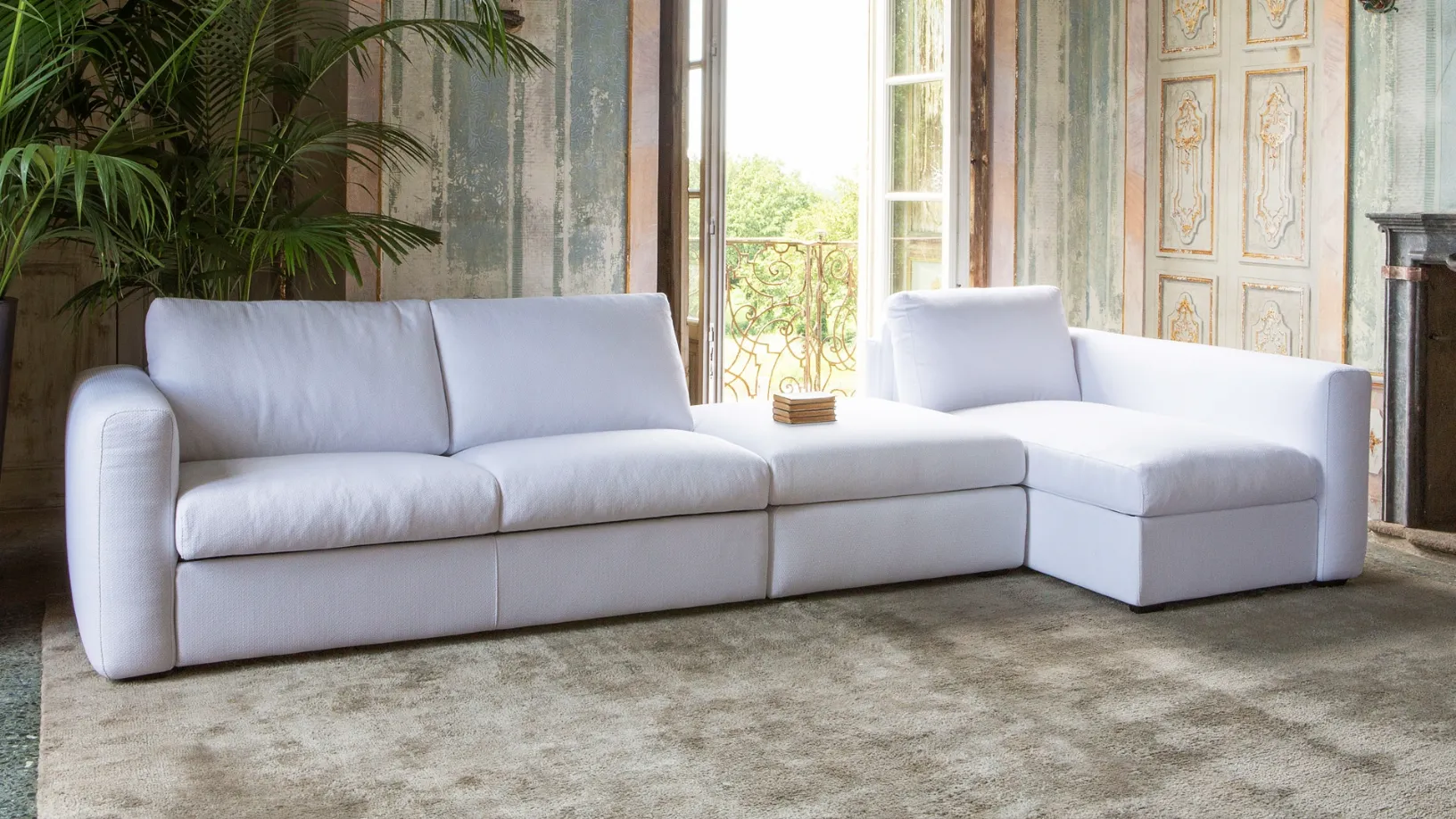 Divano imbottito componibile con penisola Morbidone di Family Bedding