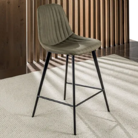 Sgabello Cinquecento Stool 4 gambe 65 rivestito in eco Nabuk imbotttito e trapuntato con struttura in metallo verniciato nero di La Seggiola