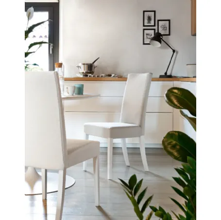 Sedia in ecopelle con struttura in faggio laccato bianco Copenaghen di Connubia