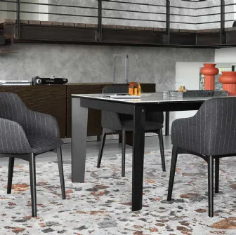 Sedia Elle in tessuto con gambe in legno massello di Calligaris