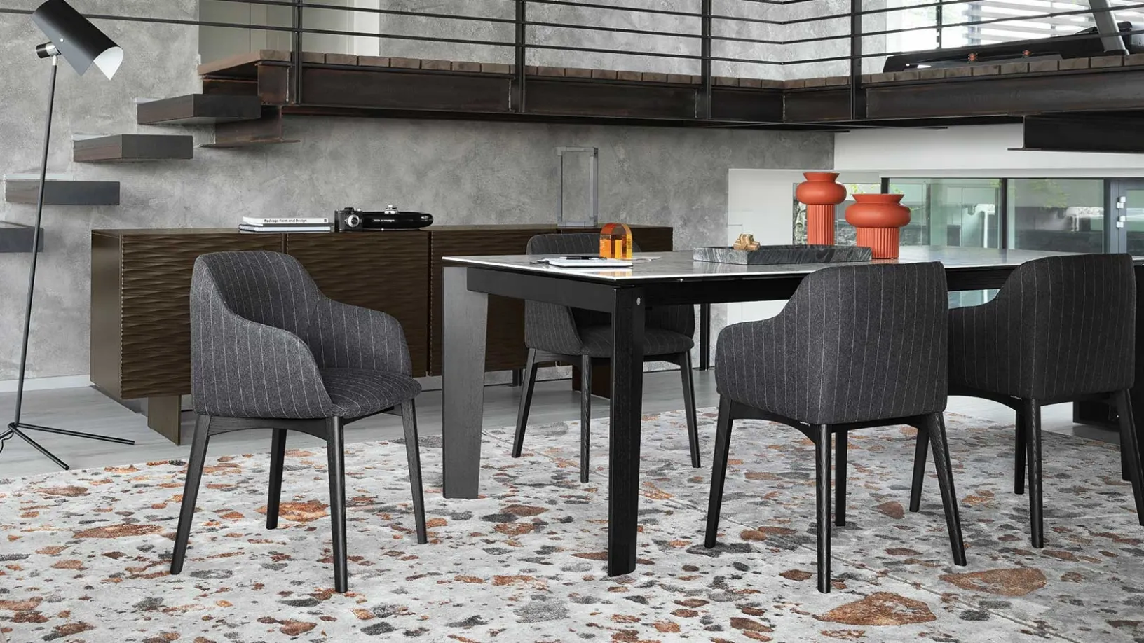 Sedia Elle in tessuto con gambe in legno massello di Calligaris