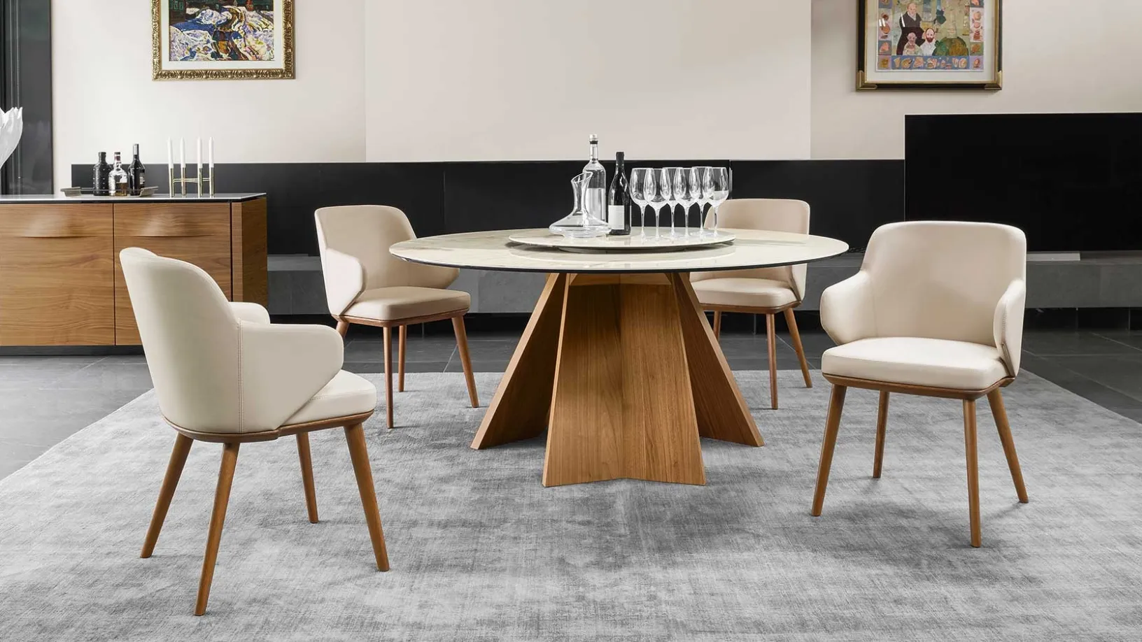 Sedia Foyer 01 con braccioli e struttura in legno massello di Calligaris