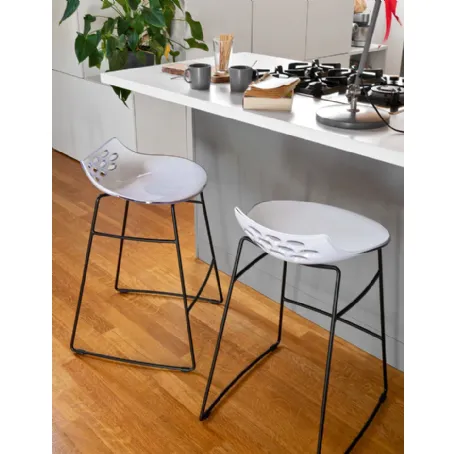 Sgabello in plastica con struttura in metallo Jam SG di Connubia