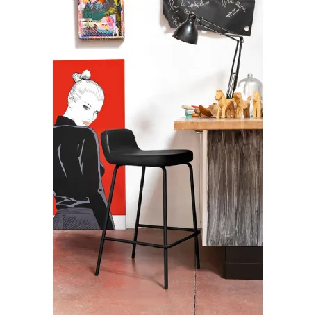 Sgabello in ecopelle con gambe in metallo Riley di Connubia