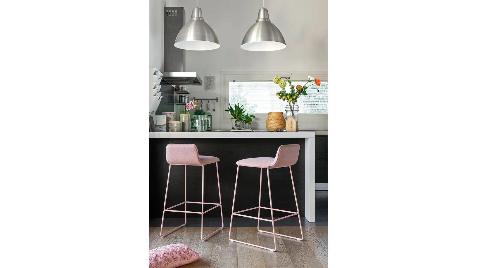 Sgabello in tessuto con struttura in metallo Riley soft di Connubia