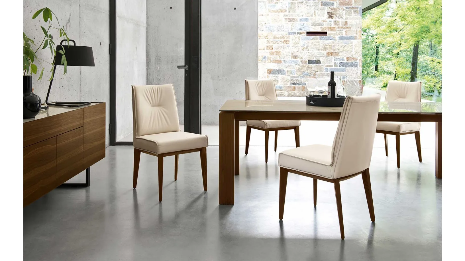 Sedia imbottita in pelle con struttura in legno massello Romy di Calligaris