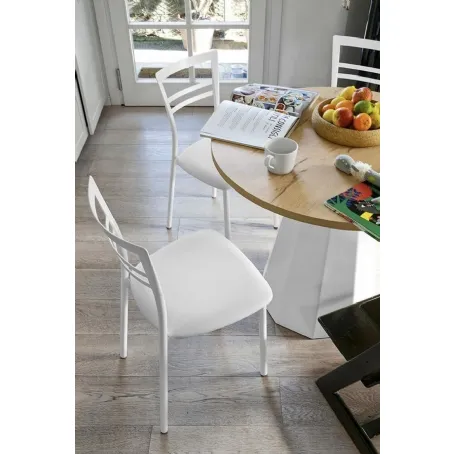 Sedia Step in metallo laccato Bianco con seduta in ecopelle imbottita di Sedie Brianza