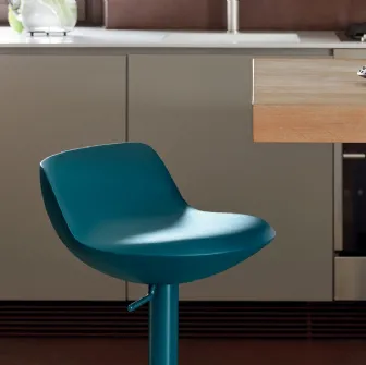 Sgabello regolabile in poliuretano con struttura in metallo verniciato Tulij di Calligaris