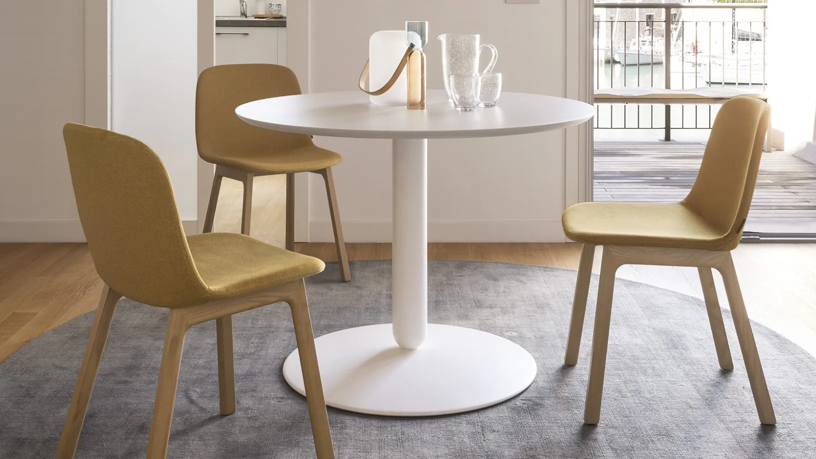 Sedia in tessuto con struttura in legno massello Vela 02 di Calligaris