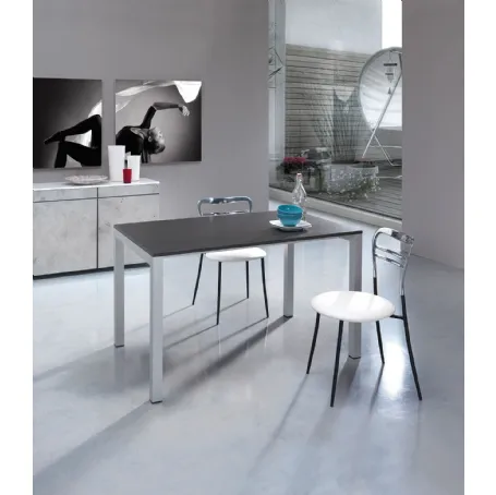 Tavolo dal design moderno in metallo di Sedie Brianza