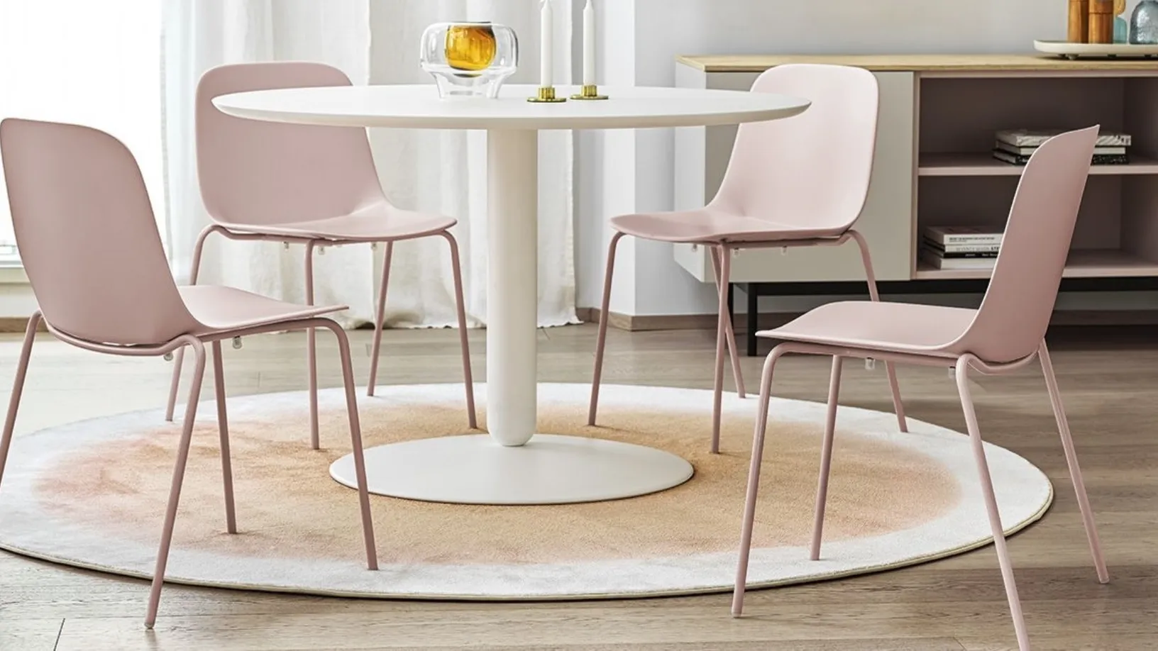 Tavolo rotondo con piano in legno laccato e base in metallo Balance di Calligaris