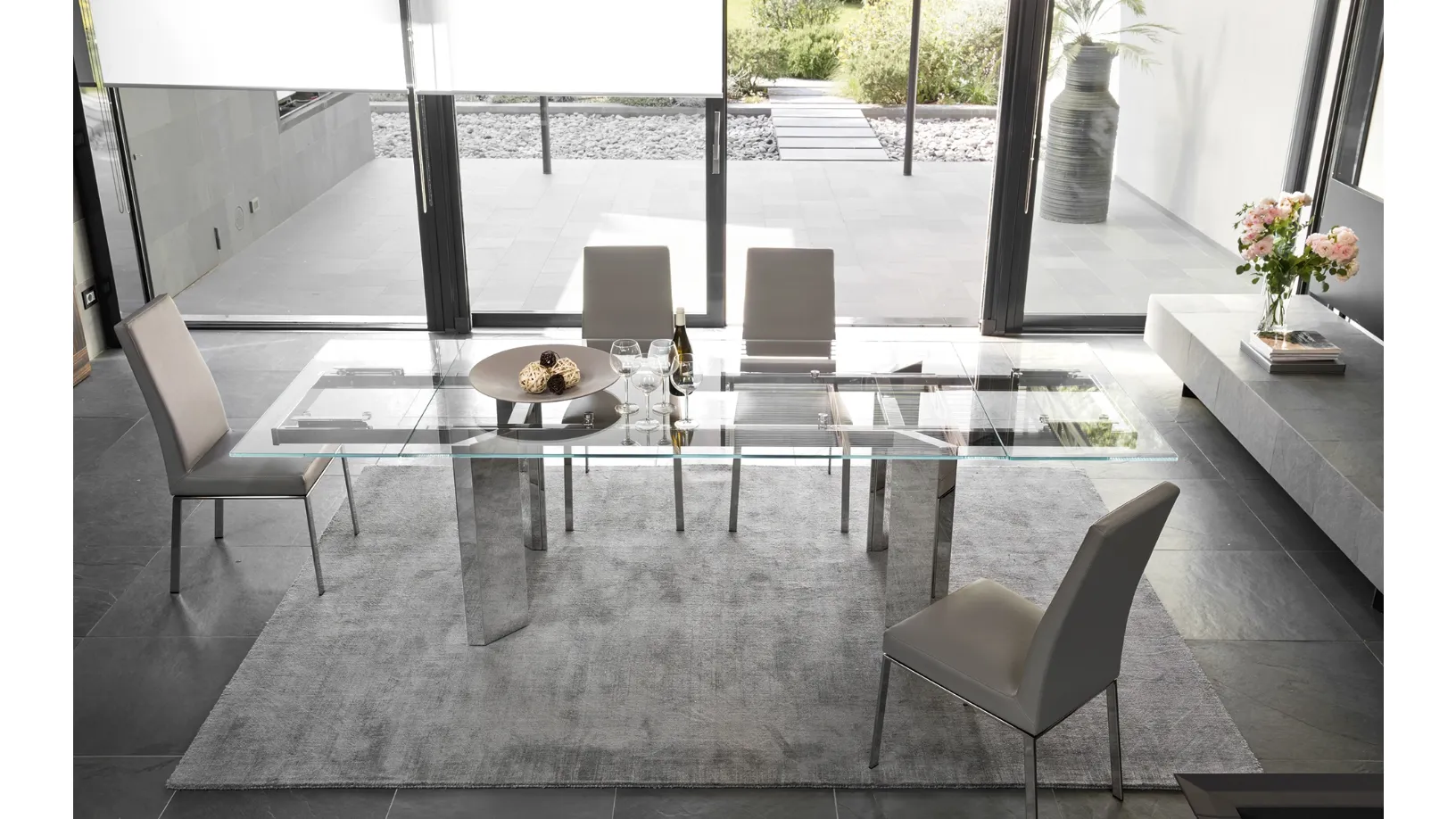 Tavolo allungabile in vetro con gambe in metallo Tower di Calligaris