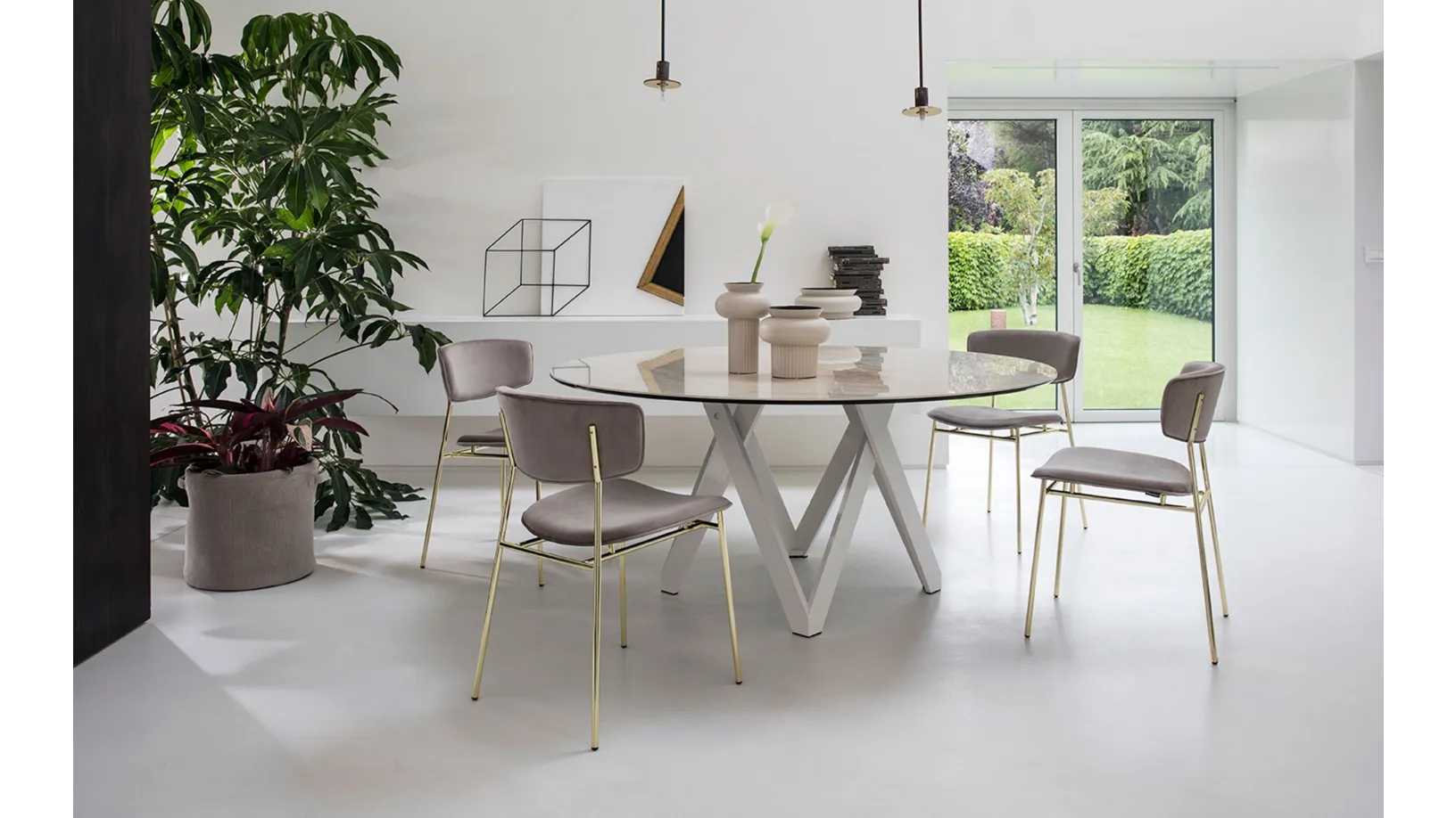 Tavolo rotondo con piano in ceramica effetto marmo Cartesio di Calligaris