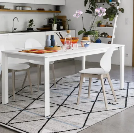 Tavolo allungabile Duca in laccato bianco con gambe in metallo di Calligaris