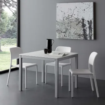 Tavolo allungabile Majestic Quadro in nobilitato bianco con struttura in metallo verniciato alluminio di La Seggiola