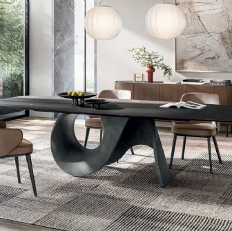 Tavolo di design con piano in ceramica effetto marmo e basamento in cemento Seashell di Calligaris