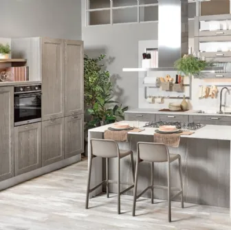 Cucina Classica con Isola Iris in Frassino Grigio invecchiato di Creo