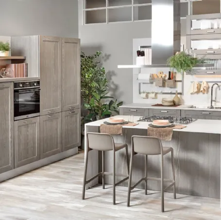 Cucina Classica con Isola Iris in Frassino Grigio invecchiato di Creo