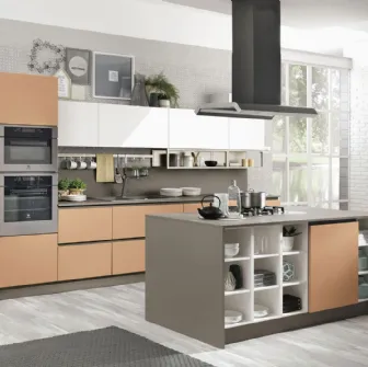 Cucina Moderna con isola Kyra in laccato opaco Cannella e Bianco di Creo
