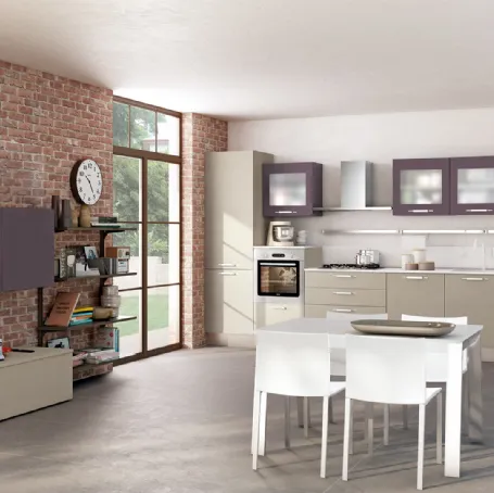 Cucina Moderna lineare Kyra in polimerico finitura Frassino Dakar e Melanzana opaco e Vetro di Creo