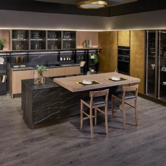 Cucina Moderna con isola Clover Design 07 in Rovere, Gres e Ottone di Lube