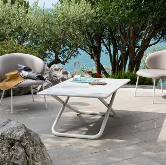 Tavolo regolabile in altezza Easy con top in lamiera di metallo e struttura in tubo metallico di Connubia Outdoor